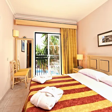 アパートホテル Zafiro Menorca 4*